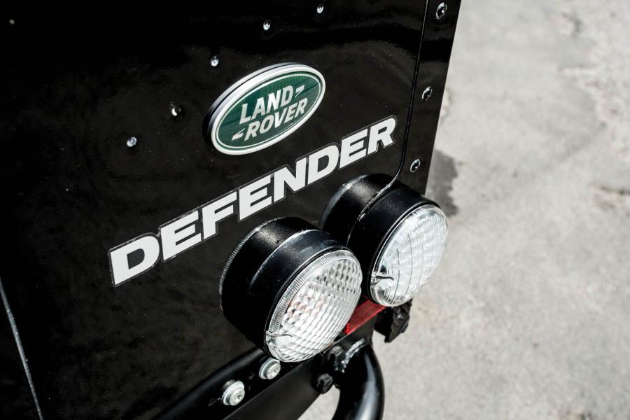 Логотип Land Rover Defender 110 James Bond Villain 2017 года  (фото 17 из 21)